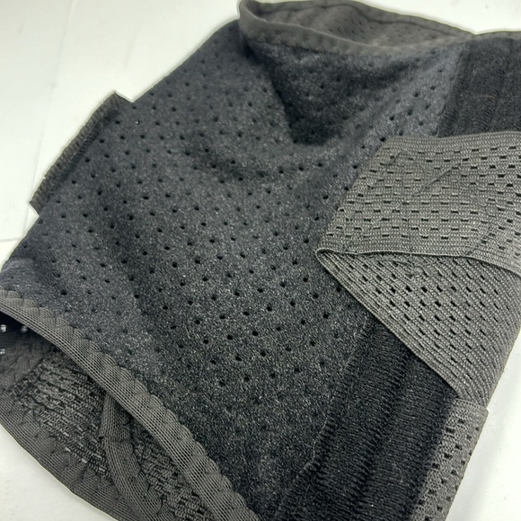 Knee brace for support in injury recovery - Picture 3 of 5